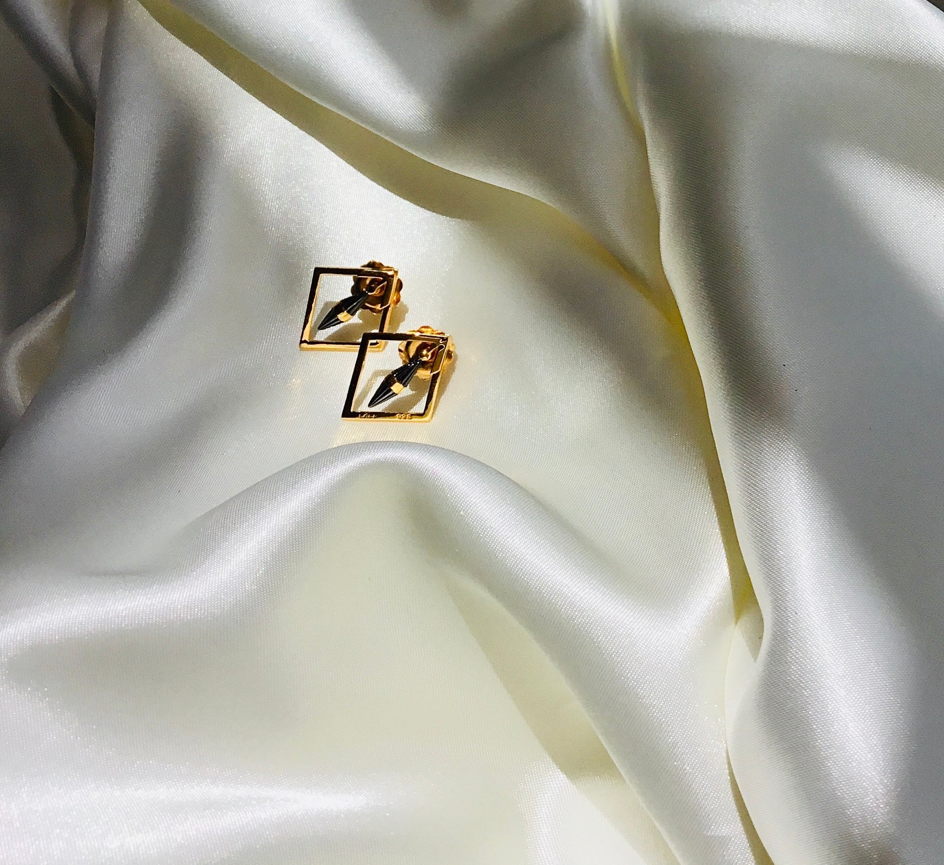 Solid yellow gold diamond shaped earrings with black centre